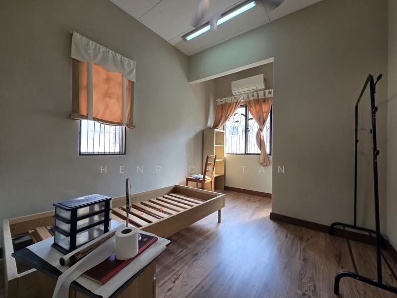 Rumah Teres 2 Tingkat untuk Dijual di Taman Kelana Idaman (Ara Damansara) - Henrick Tan - Bedroom - PropertyGuru.com.my