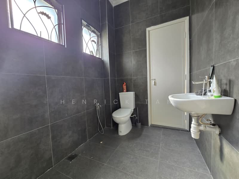 Rumah Teres 2 Tingkat untuk Dijual di Taman Kelana Idaman (Ara Damansara) - Henrick Tan - Bathroom - PropertyGuru.com.my