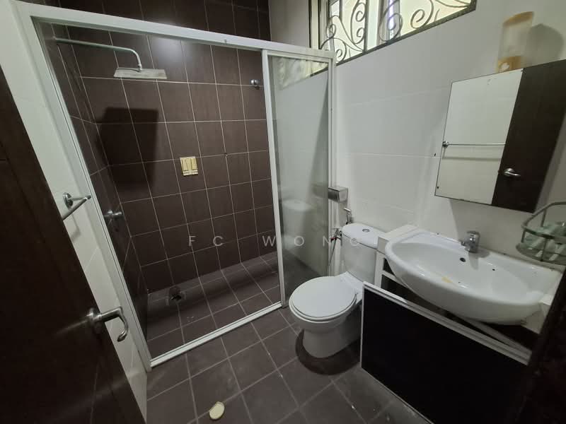 Bungalow for Rent in Taman Yarl (Jalan Klang Lama (Old Klang Road)) - FC Wong - Bathroom - PropertyGuru.com.my
