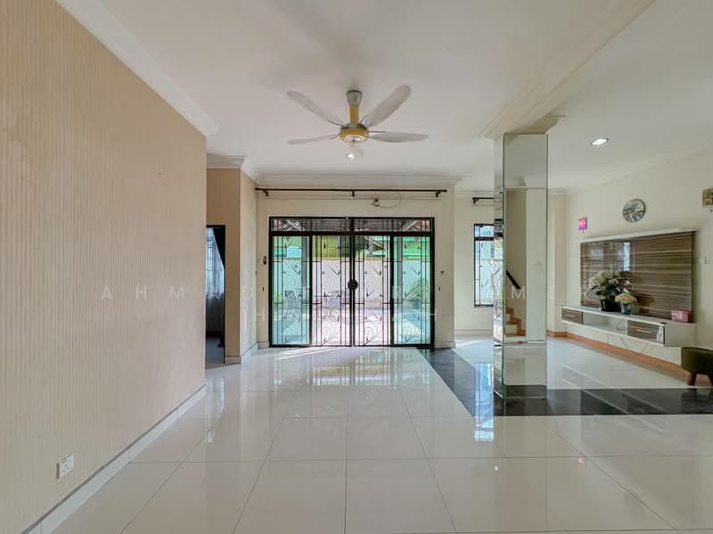 Rumah Berkembar untuk Dijual di Puncak Bangi (Bandar Baru Bangi) - Ahmad Fikri Amer Hamzah - Living Room - PropertyGuru.com.my