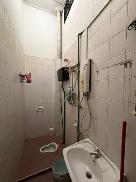 1-storey Terraced House for Rent in Taman Pelangi (Johor Bahru) - YC Fung - Bathroom - PropertyGuru.com.my