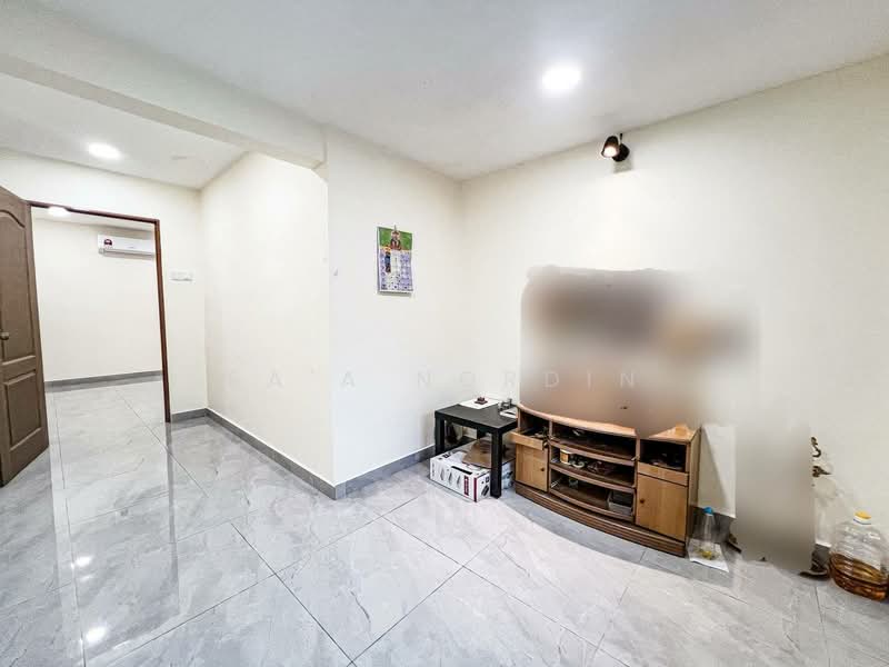 Rumah Teres 2 Tingkat untuk Dijual di Taman Bukit Saga (Shah Alam) - Sa'a Nordin - Living Room - PropertyGuru.com.my