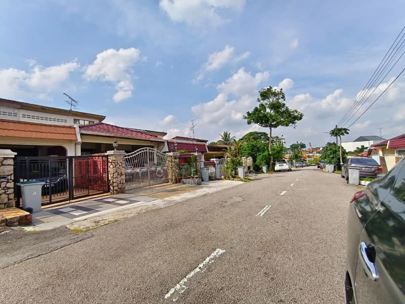 1-storey Terraced House for Rent in Taman Pelangi (Johor Bahru) - YC Fung - Exterior - PropertyGuru.com.my