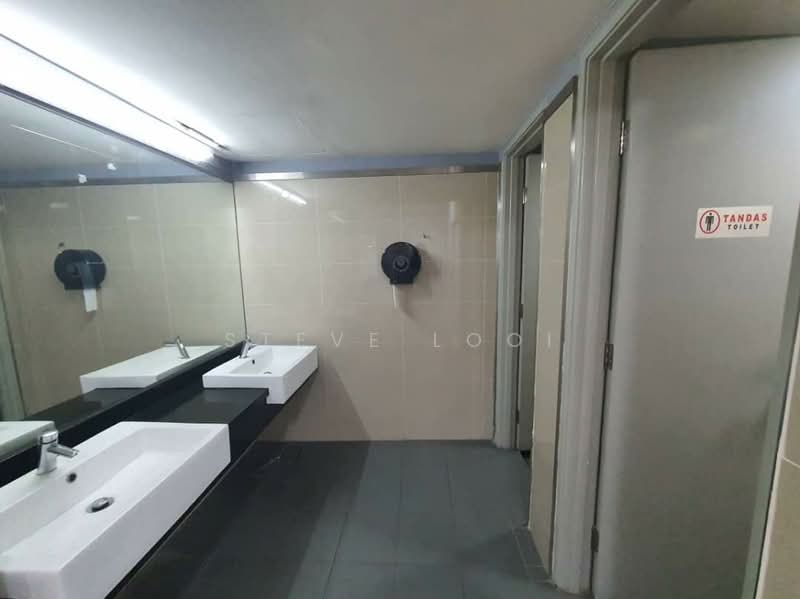 Kedai / Pejabat untuk Disewa di Seksyen U1 (Glenmarie) - Steve Looi - Bathroom - PropertyGuru.com.my
