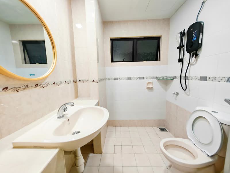 Kondominium untuk Disewa di Pelangi Utama - Sky Lim - Bathroom - PropertyGuru.com.my