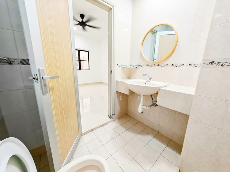 Kondominium untuk Disewa di Pelangi Utama - Sky Lim - Bathroom - PropertyGuru.com.my