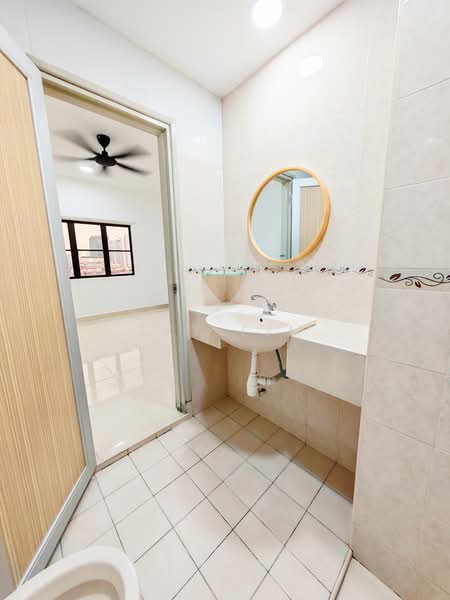Kondominium untuk Disewa di Pelangi Utama - Sky Lim - Bathroom - PropertyGuru.com.my