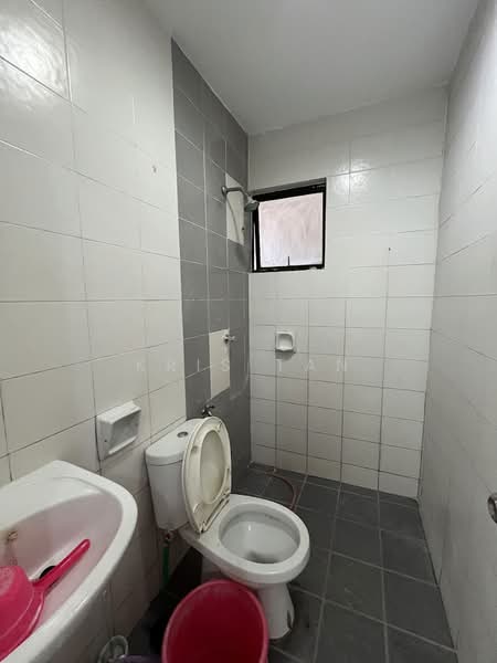 Rumah Bandar untuk Disewa di Bandar Sungai Long (Selangor) - Kris Tan - Bathroom - PropertyGuru.com.my