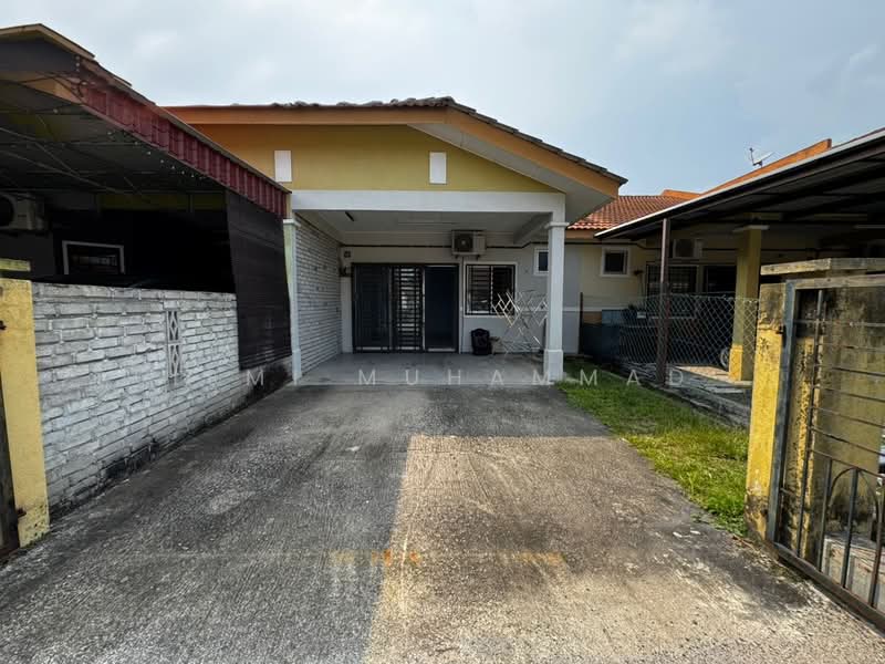 Rumah Teres 1 Tingkat untuk Dijual di Taman Nusari Bayu (Bandar Sri Sendayan) - Ismi Muhammad - Exterior - PropertyGuru.com.my