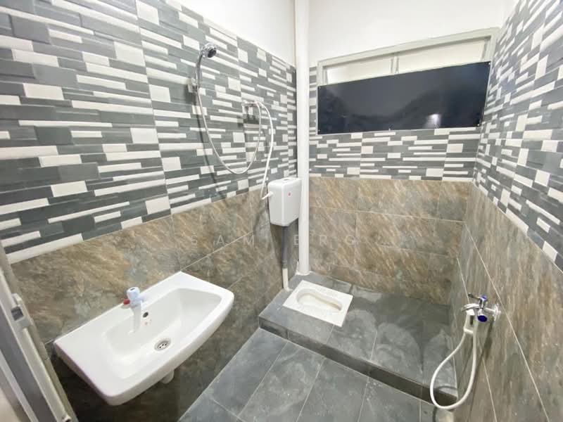 Rumah Teres 1 Tingkat untuk Dijual di Taman Rinting (Masai) - Sam Bro - Bathroom - PropertyGuru.com.my
