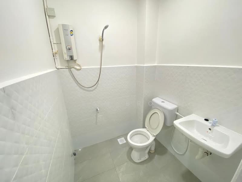 Rumah Teres 1 Tingkat untuk Dijual di Taman Rinting (Masai) - Sam Bro - Bathroom - PropertyGuru.com.my