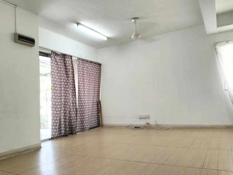 Rumah Teres 2 Tingkat untuk Dijual di Taman Serdang Raya (Seri Kembangan) - Josh Chong - Living Room - PropertyGuru.com.my