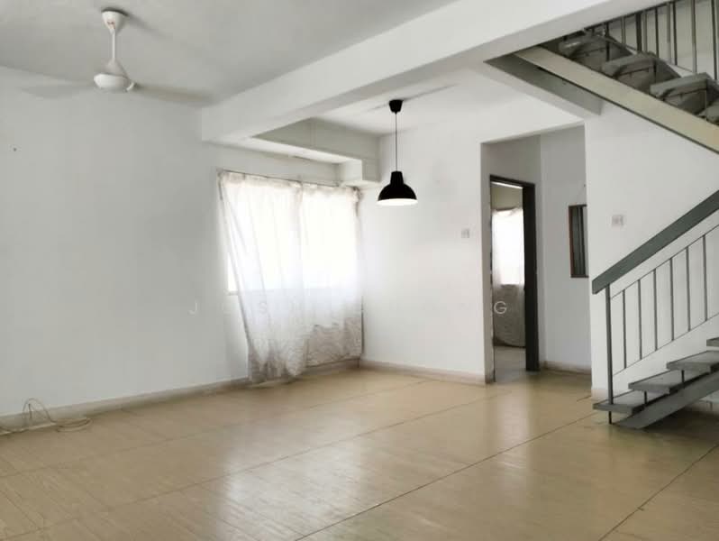Rumah Teres 2 Tingkat untuk Dijual di Taman Serdang Raya (Seri Kembangan) - Josh Chong - Living Room - PropertyGuru.com.my