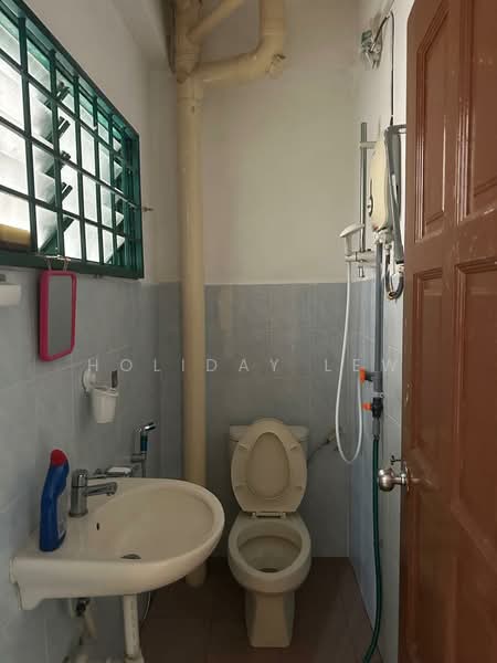 Flat for Sale at Taman Bukit Segar - Holiday Lew - Bathroom - PropertyGuru.com.my