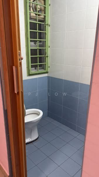 Pangsapuri untuk Dijual di Segar Apartments - PJ Low - Bathroom - PropertyGuru.com.my