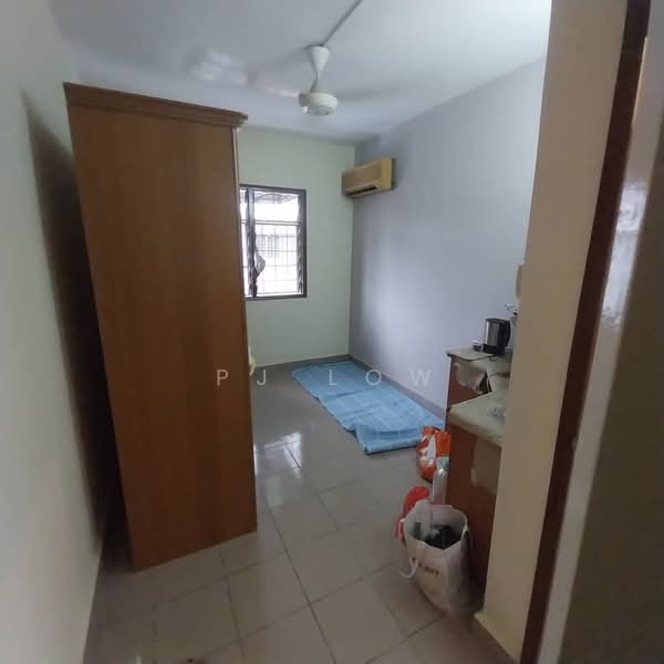 Pangsapuri untuk Dijual di Segar Apartments - PJ Low - Bedroom - PropertyGuru.com.my