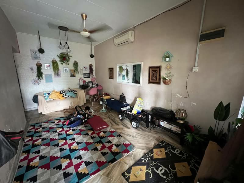 Rumah Teres 1 Tingkat untuk Dijual di Taman Desa Mewah (Semenyih) - Ammeer Nadzrai - Living Room - PropertyGuru.com.my