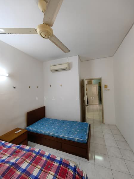 Pangsapuri untuk Disewa di Parkview Towers - Ryan Sim - Bedroom - PropertyGuru.com.my