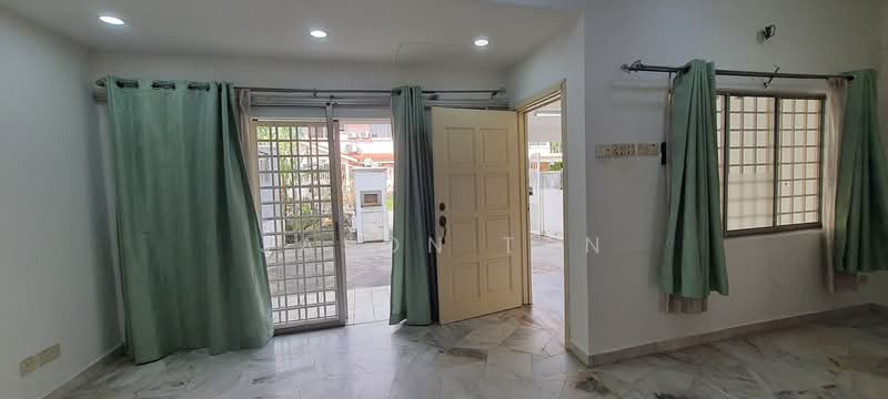 Rumah Teres 2 Tingkat untuk Dijual di Taman Putra Permai (Seri Kembangan) - Jason Tan - Living Room - PropertyGuru.com.my
