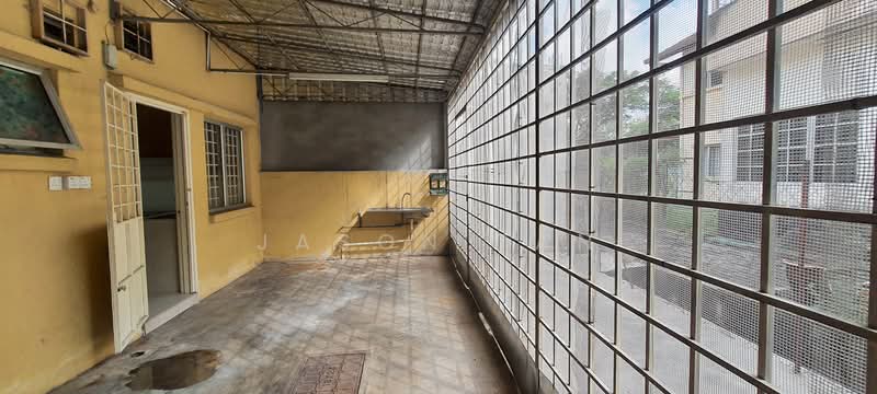 Rumah Teres 2 Tingkat untuk Dijual di Taman Putra Permai (Seri Kembangan) - Jason Tan - Exterior - PropertyGuru.com.my