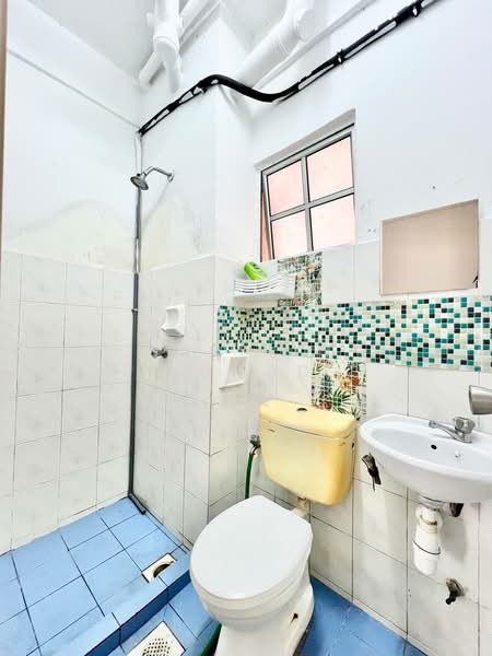 Pangsapuri untuk Dijual di Pangsapuri Mawar - Sabirin Ahmad - Bathroom - PropertyGuru.com.my