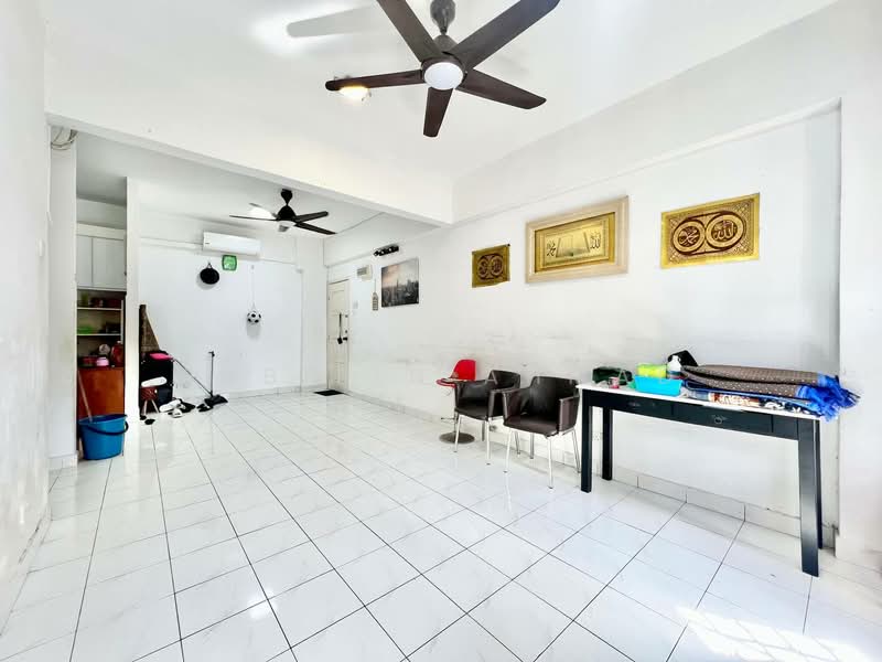 Pangsapuri untuk Dijual di Pangsapuri Mawar - Sabirin Ahmad - Living Room - PropertyGuru.com.my