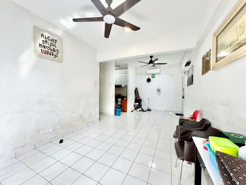 Pangsapuri untuk Dijual di Pangsapuri Mawar - Sabirin Ahmad - Living Room - PropertyGuru.com.my