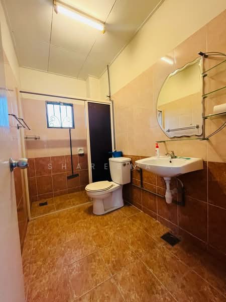 Semi-Detached House for Sale in Taman Setia Balakong (Balakong) - Shareena . - Bathroom - PropertyGuru.com.my