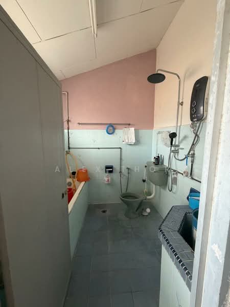 Rumah Teres 2 Tingkat untuk Dijual di Taman Pekaka (Sungai Dua) - Alex Thor - Bathroom - PropertyGuru.com.my