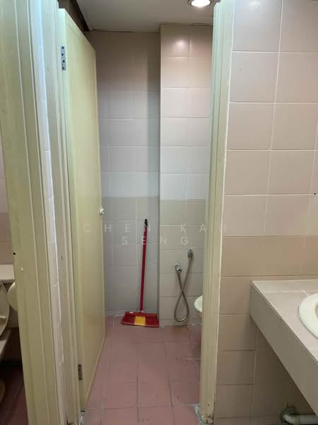 Pejabat untuk Dijual di KL City Centre (Kuala Lumpur) - Chen Kah Seng - Bathroom - PropertyGuru.com.my