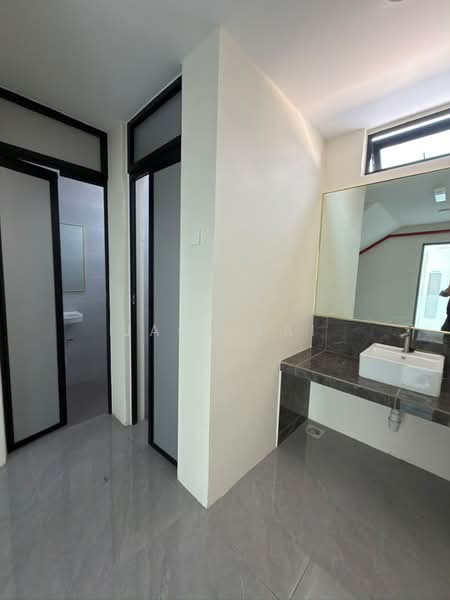 Gudang untuk Dijual di Bandar Puncak Alam (Puncak Alam) - Jack Lai - Bathroom - PropertyGuru.com.my