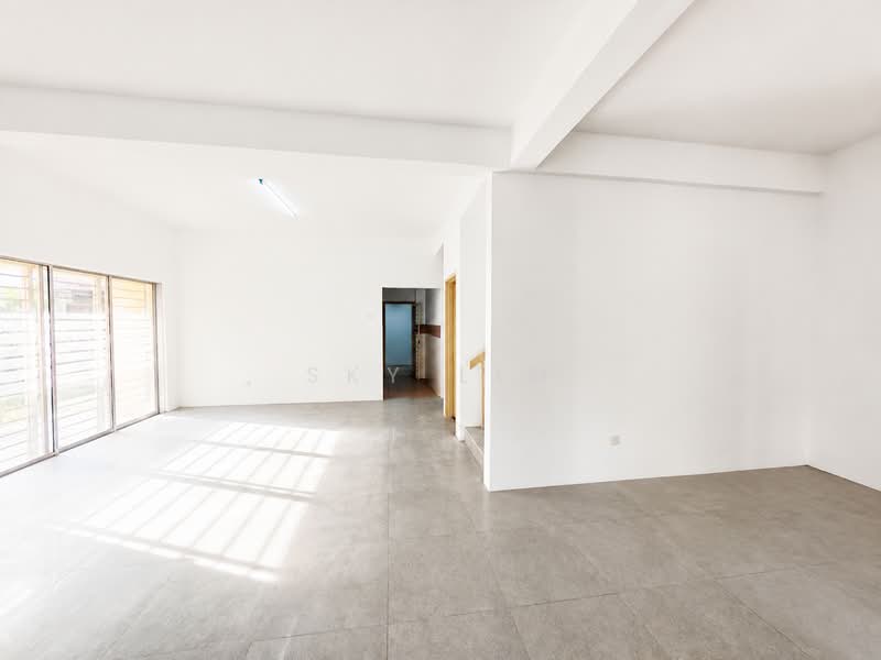 Semi-Detached House for Sale in Bandar Putra Permai (Seri Kembangan) - Sky Lim - Living Room - PropertyGuru.com.my