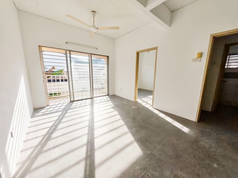 Semi-Detached House for Sale in Bandar Putra Permai (Seri Kembangan) - Sky Lim - Living Room - PropertyGuru.com.my