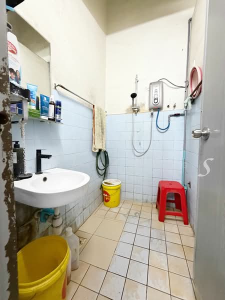 Rumah Teres 1 Tingkat untuk Dijual di Taman Desa Utama (Klang) - Stanley Hong - Bathroom - PropertyGuru.com.my