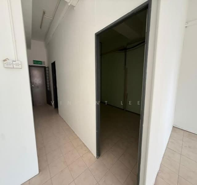 Shop for Rent in Bandar Seri Putra (Bangi) - Vincent Lee - Corridor - PropertyGuru.com.my