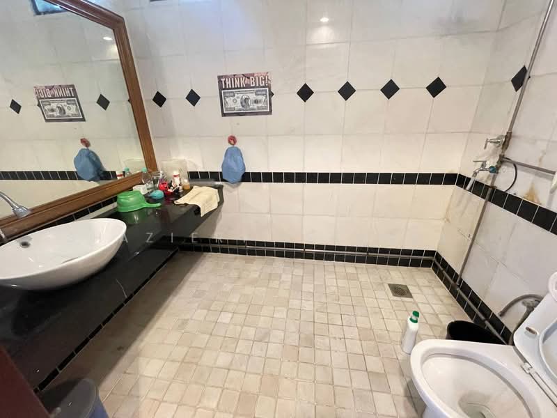 Rumah Banglo untuk Dijual di Seksyen 7 (Shah Alam) - Shaziery Iskandar - Bathroom - PropertyGuru.com.my