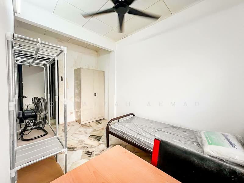 Rumah Flat untuk Dijual di Flat PKNS Section 7 - Norfaizah Ahmad - Bedroom - PropertyGuru.com.my