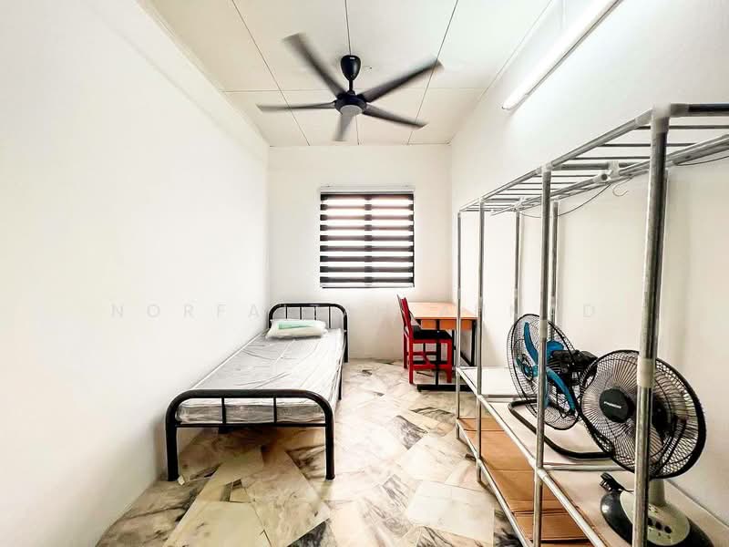Rumah Flat untuk Dijual di Flat PKNS Section 7 - Norfaizah Ahmad - Bedroom - PropertyGuru.com.my
