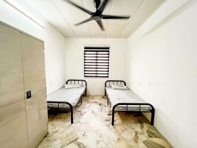 Rumah Flat untuk Dijual di Flat PKNS Section 7 - Norfaizah Ahmad - Bedroom - PropertyGuru.com.my