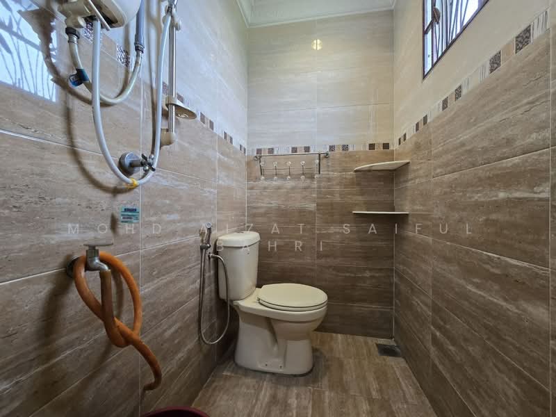 Semi-Detached House for Sale in Seksyen 27 (Shah Alam) - Mohd Aizat Saiful Bahri - Bathroom - PropertyGuru.com.my