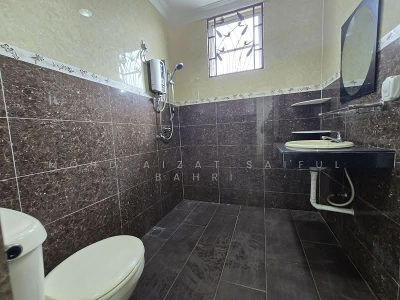 Semi-Detached House for Sale in Seksyen 27 (Shah Alam) - Mohd Aizat Saiful Bahri - Bathroom - PropertyGuru.com.my