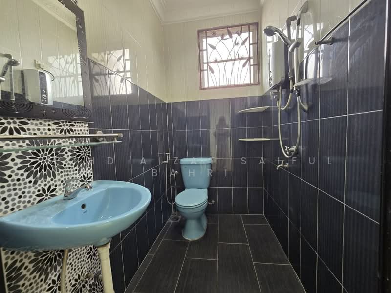 Semi-Detached House for Sale in Seksyen 27 (Shah Alam) - Mohd Aizat Saiful Bahri - Bathroom - PropertyGuru.com.my