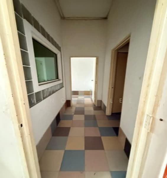 Shop for Rent in Bandar Seri Putra (Bangi) - Vincent Lee - Corridor - PropertyGuru.com.my