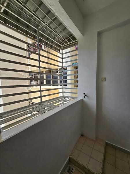 Kondominium untuk Dijual di Marina Tower - Hong . - Balcony - PropertyGuru.com.my