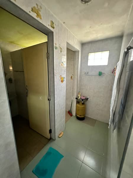 Rumah Teres 2 Tingkat untuk Dijual di Taman Pelangi (Parit Jawa) - Kym Kee - Bathroom - PropertyGuru.com.my