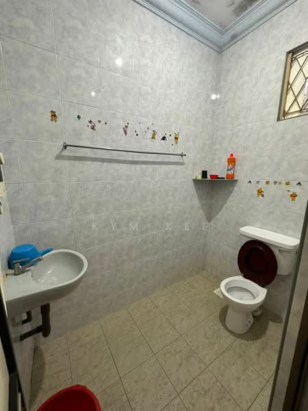 Rumah Teres 2 Tingkat untuk Dijual di Taman Pelangi (Parit Jawa) - Kym Kee - Bathroom - PropertyGuru.com.my