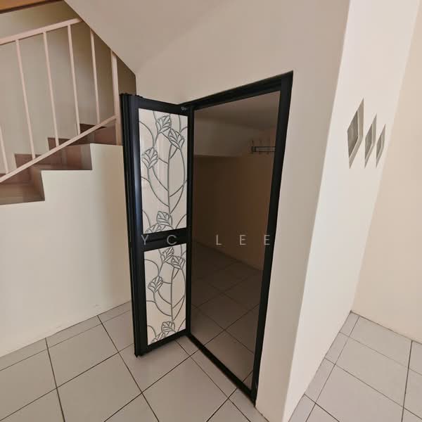 Rumah Teres untuk Dijual di Taman Bukit Subang (Shah Alam) - YC Lee - Entrance - PropertyGuru.com.my