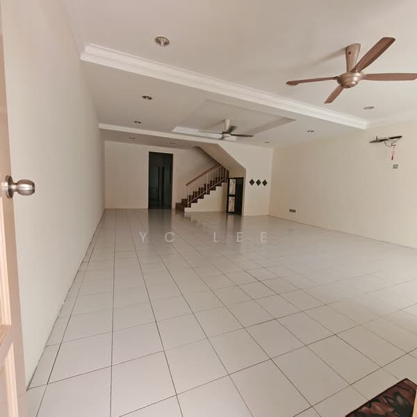 Rumah Teres untuk Dijual di Taman Bukit Subang (Shah Alam) - YC Lee - Living Room - PropertyGuru.com.my