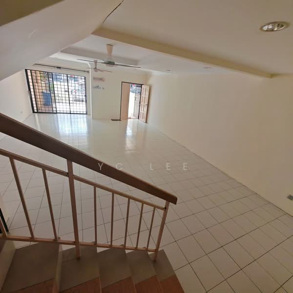 Rumah Teres untuk Dijual di Taman Bukit Subang (Shah Alam) - YC Lee - Living Room - PropertyGuru.com.my