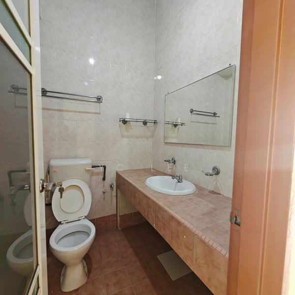 Rumah Teres untuk Dijual di Taman Bukit Subang (Shah Alam) - YC Lee - Bathroom - PropertyGuru.com.my